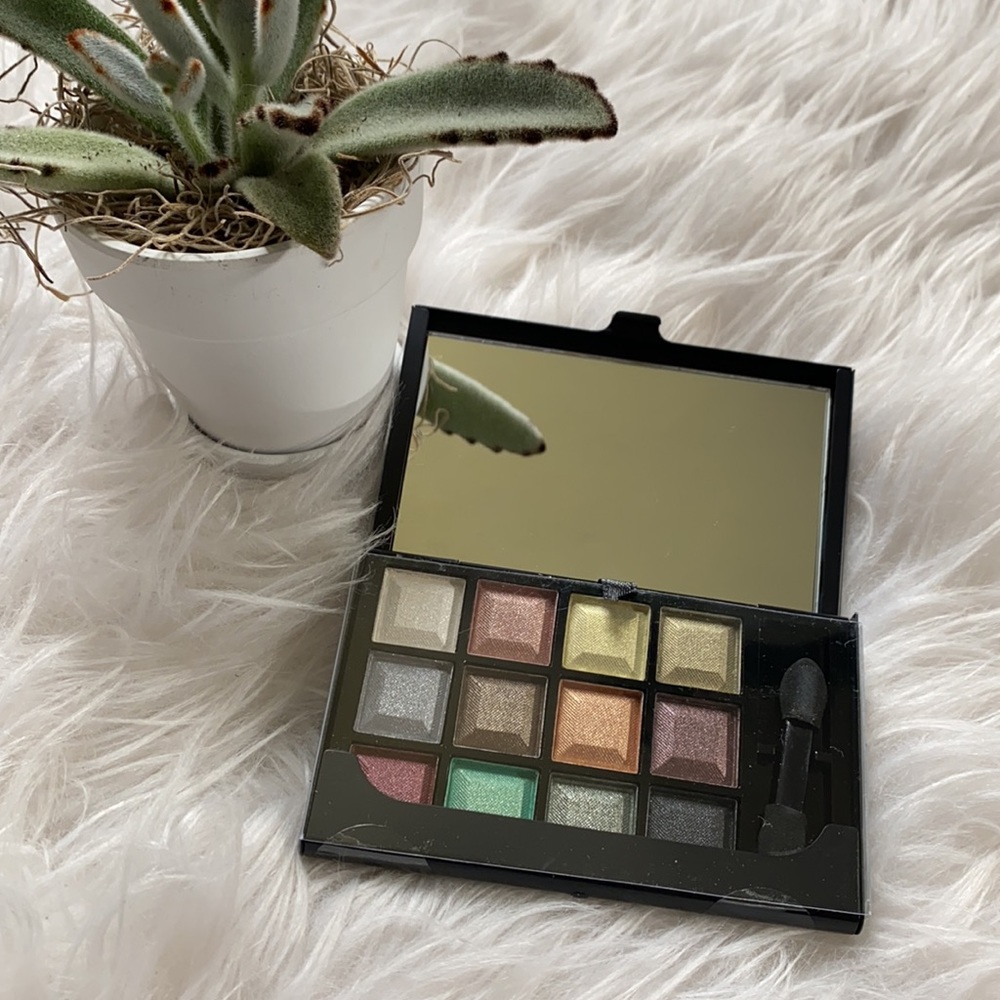 Makeover Essentials IntrigueME Eye Shadow Compact - Picture 3 of 4